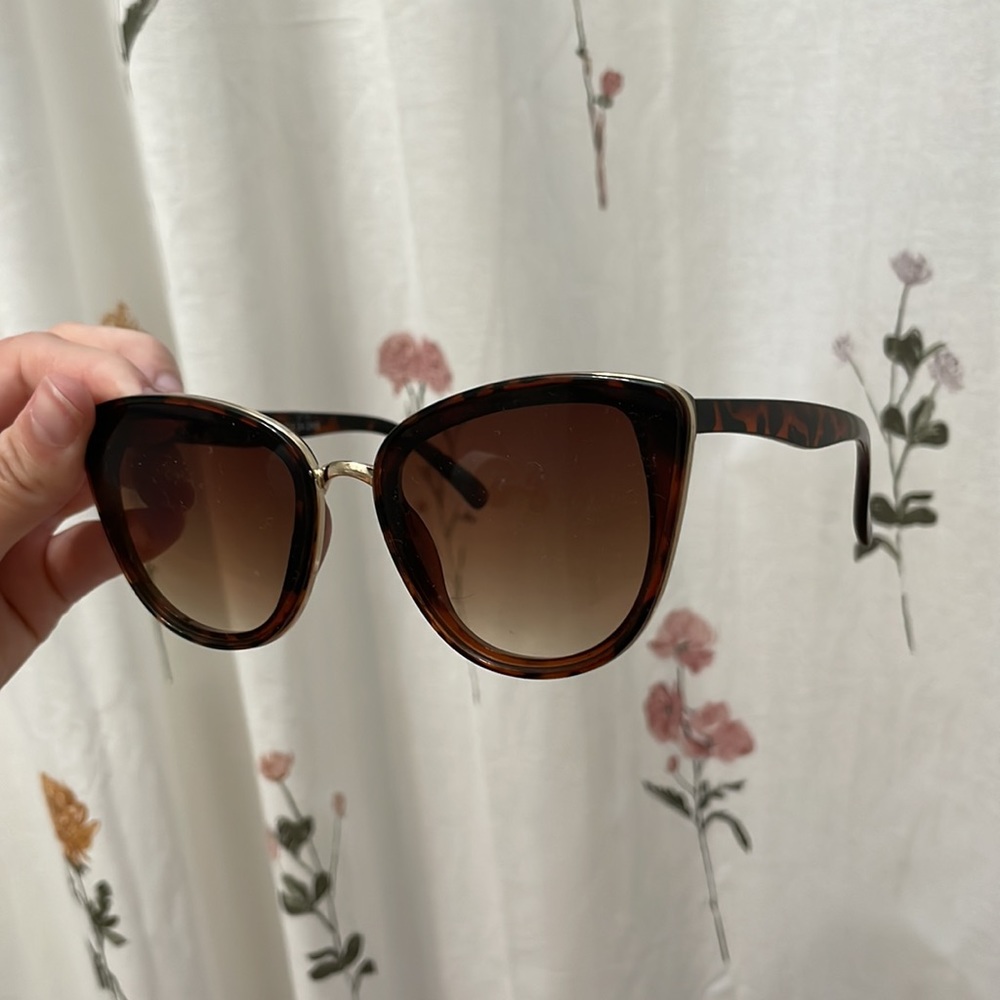 🌟 SUNGLASSES 🌟 - Picture 4 of 4